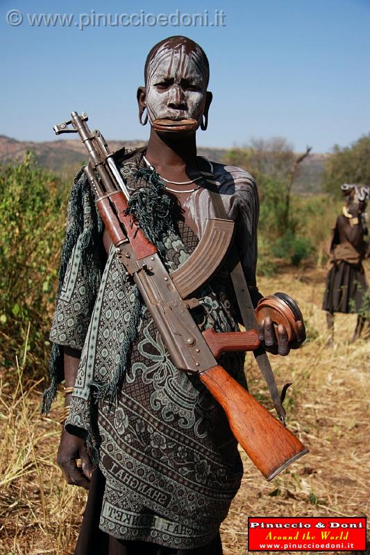 Ethiopia - Tribu etnia Mursi - 06 - Donna con kalashnikov.jpg
